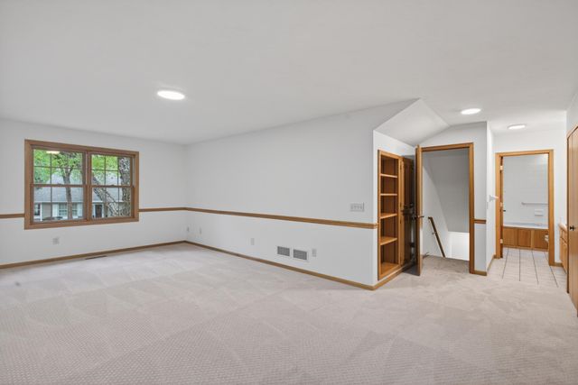 14748 Oak Run Lane, Burnsville, MN 55306