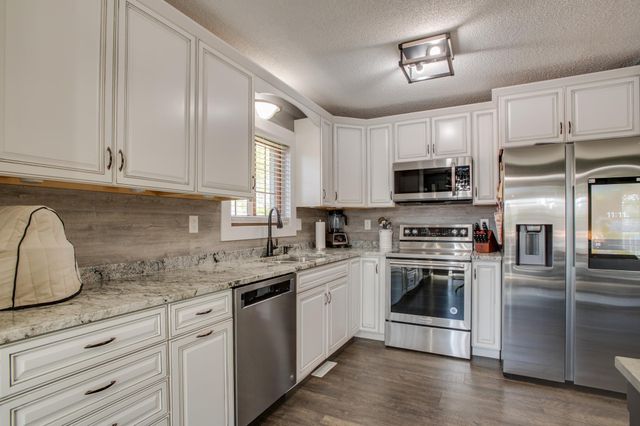 1317 35th Avenue S, Moorhead, MN 56560