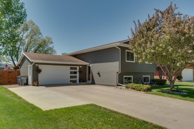 1317 35th Avenue S, Moorhead, MN 56560