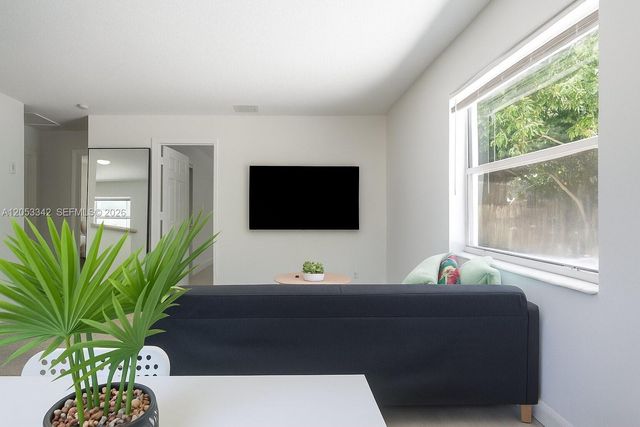 605 SW 14th Terrace, Fort Lauderdale, FL 33312