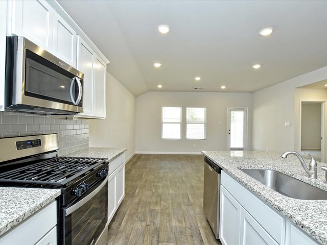 1305 CAMDEN LN, Lockhart, TX 78644