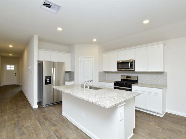 1305 CAMDEN LN, Lockhart, TX 78644