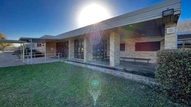 1305 CAMDEN LN, Lockhart, TX 78644