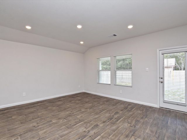 1305 CAMDEN LN, Lockhart, TX 78644