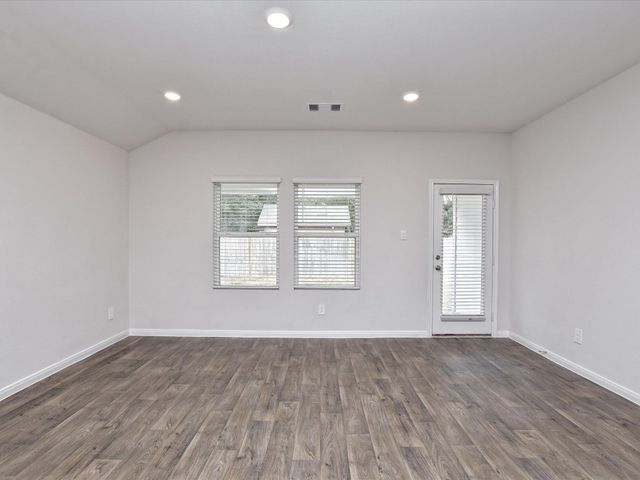 1305 CAMDEN LN, Lockhart, TX 78644