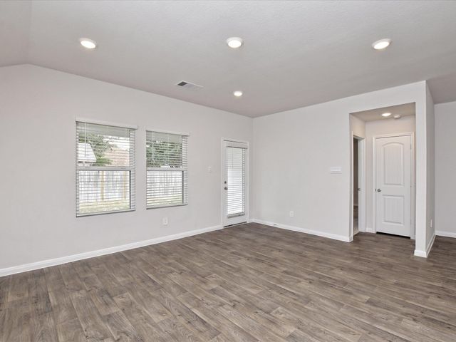 1305 CAMDEN LN, Lockhart, TX 78644
