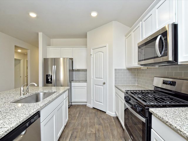 1305 CAMDEN LN, Lockhart, TX 78644