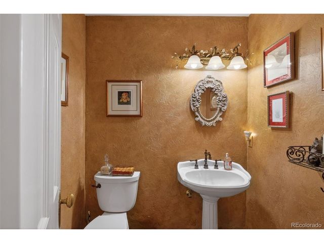 2002 Green Oaks Ln, Littleton, CO 80121