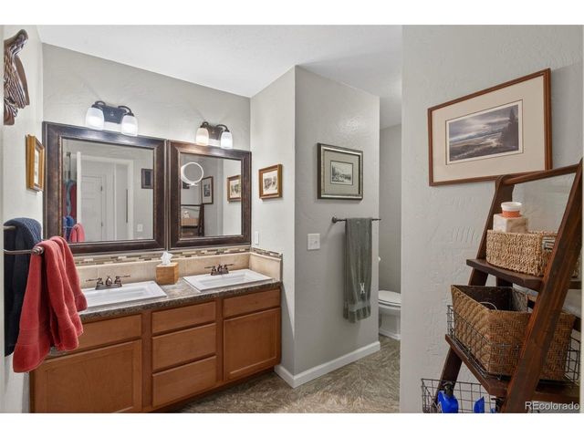 2002 Green Oaks Ln, Littleton, CO 80121