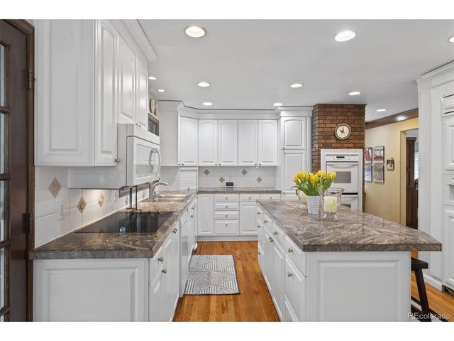 2002 Green Oaks Ln, Littleton, CO 80121