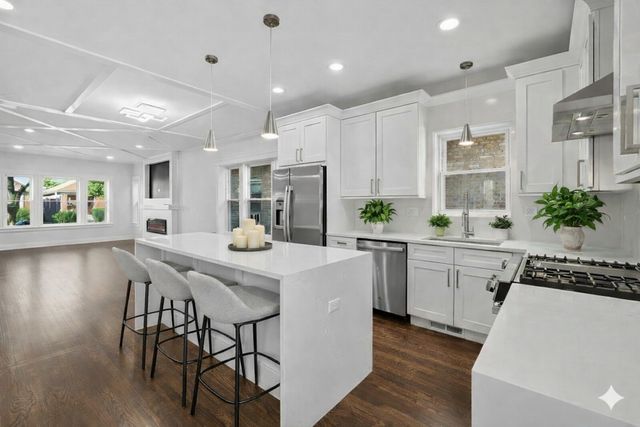 6109 W Berenice Avenue, Chicago, IL 60634