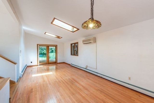 110 Grantwood Dr, Amherst, MA 01002