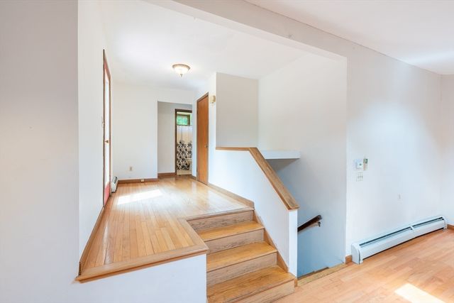 110 Grantwood Dr, Amherst, MA 01002