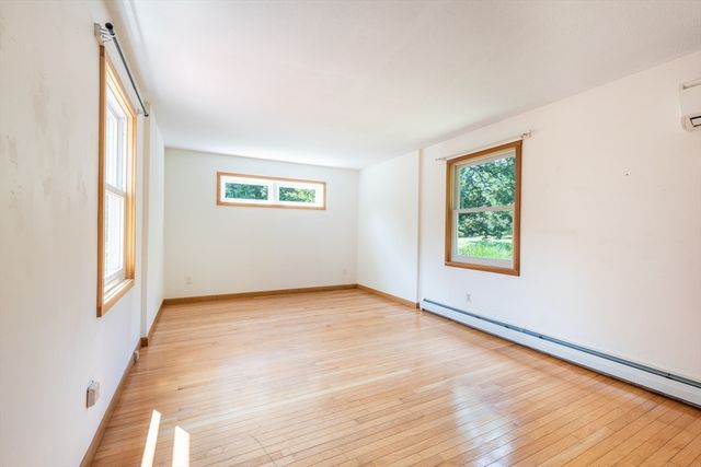 110 Grantwood Dr, Amherst, MA 01002