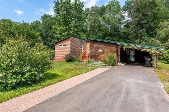 110 Grantwood Dr, Amherst, MA 01002