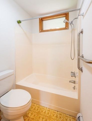 110 Grantwood Dr, Amherst, MA 01002