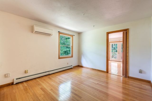 110 Grantwood Dr, Amherst, MA 01002