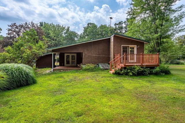 110 Grantwood Dr, Amherst, MA 01002