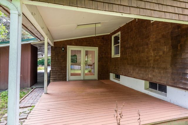 110 Grantwood Dr, Amherst, MA 01002