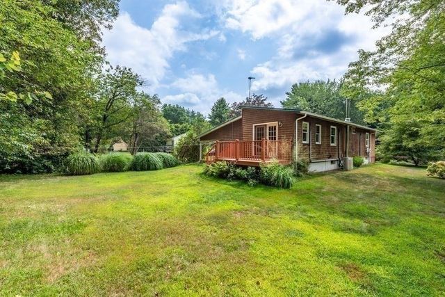 110 Grantwood Dr, Amherst, MA 01002