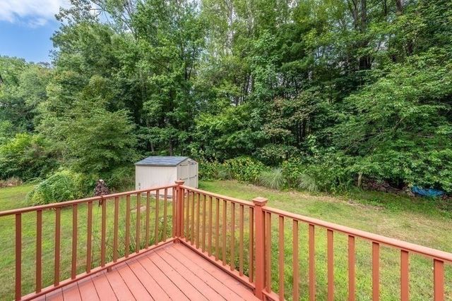 110 Grantwood Dr, Amherst, MA 01002