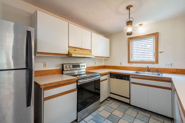 110 Grantwood Dr, Amherst, MA 01002