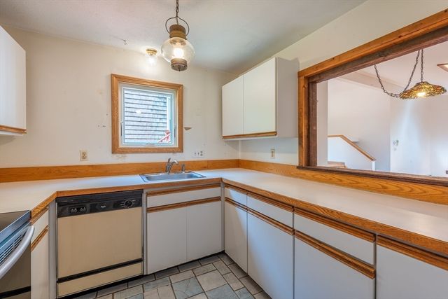 110 Grantwood Dr, Amherst, MA 01002