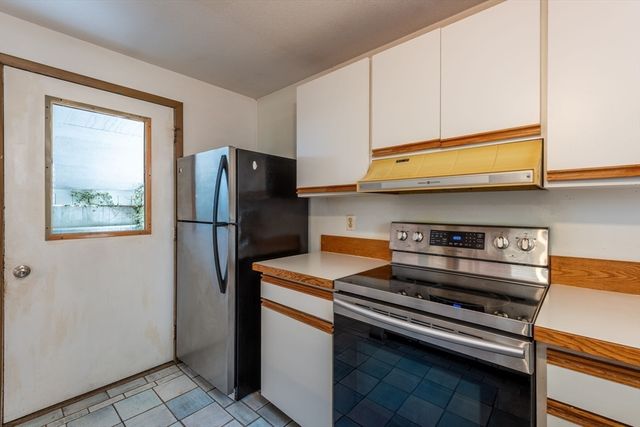 110 Grantwood Dr, Amherst, MA 01002