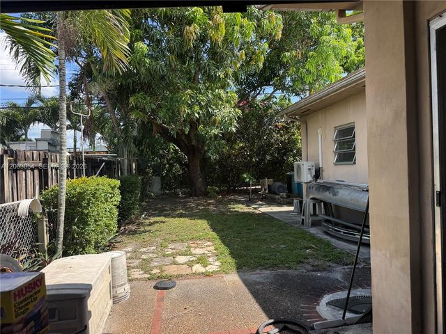 562 E 44th St, Hialeah, FL 33013