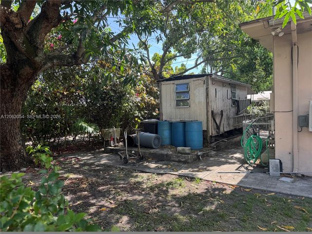 562 E 44th St, Hialeah, FL 33013