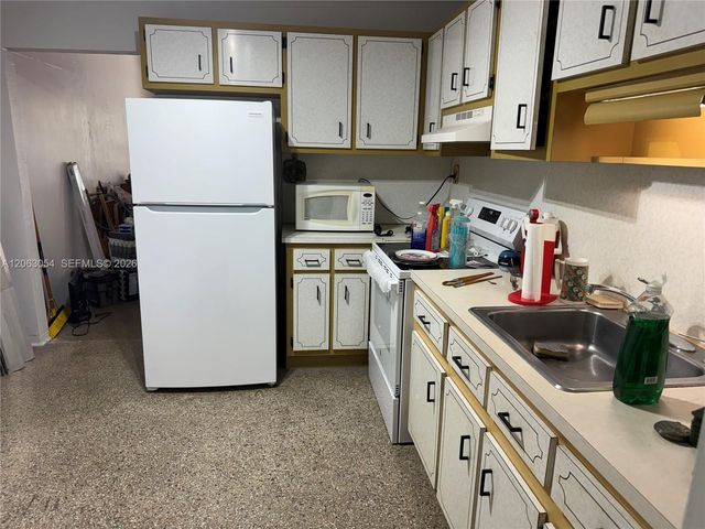 562 E 44th St, Hialeah, FL 33013