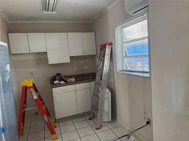 562 E 44th St, Hialeah, FL 33013
