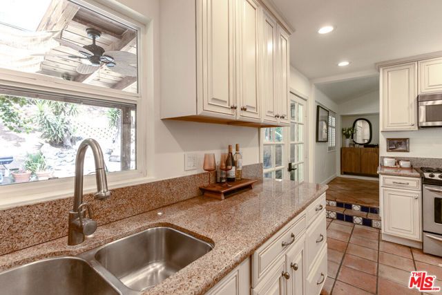 927 Pine Grove Avenue, Los Angeles, CA 90042