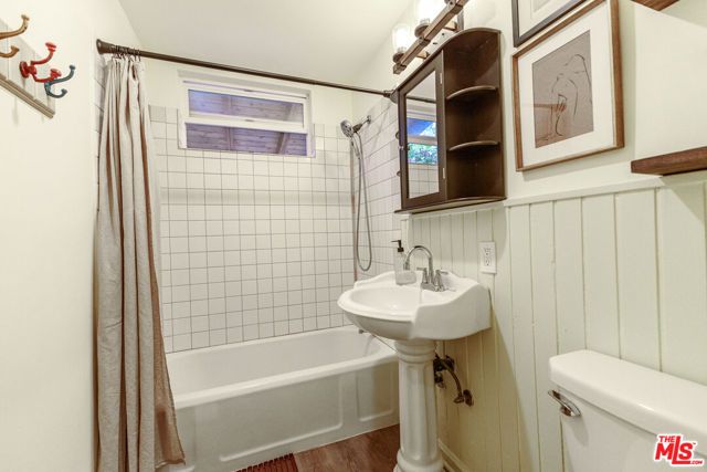 927 Pine Grove Avenue, Los Angeles, CA 90042