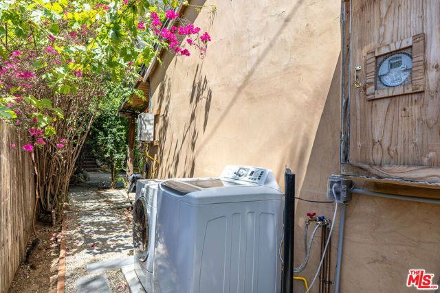 927 Pine Grove Avenue, Los Angeles, CA 90042