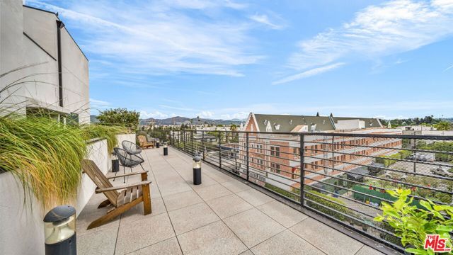 667 N Wilton Place 405, Los Angeles, CA 90004