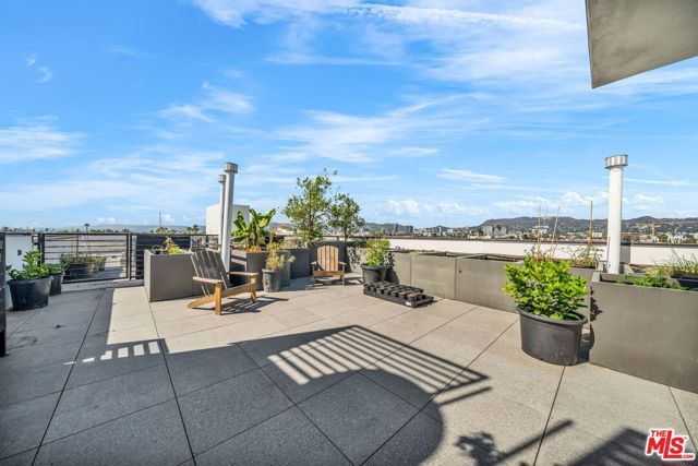 667 N Wilton Place 405, Los Angeles, CA 90004