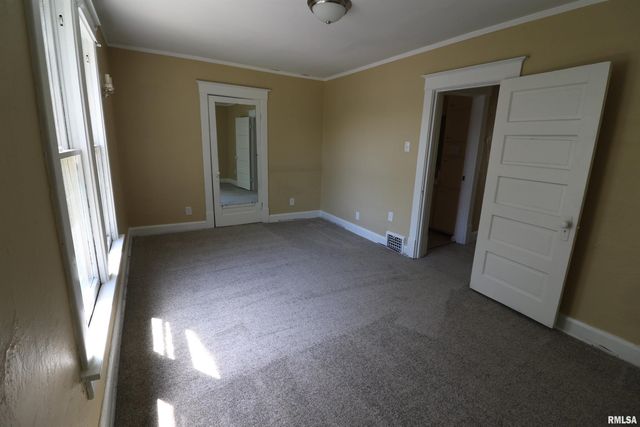 1918 W CLARKE Avenue, West Peoria, IL 61604
