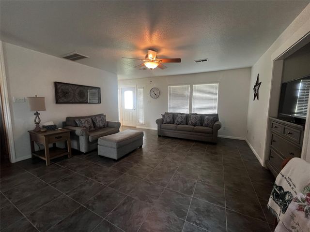 1100 Swiss Alp Hills Loop, Schulenburg, TX 78956