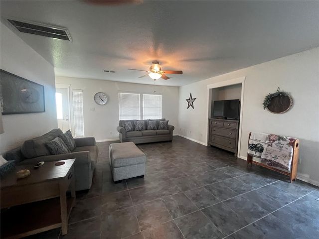 1100 Swiss Alp Hills Loop, Schulenburg, TX 78956