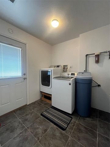 1100 Swiss Alp Hills Loop, Schulenburg, TX 78956