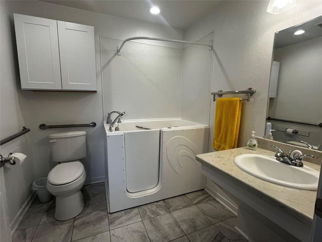 1100 Swiss Alp Hills Loop, Schulenburg, TX 78956