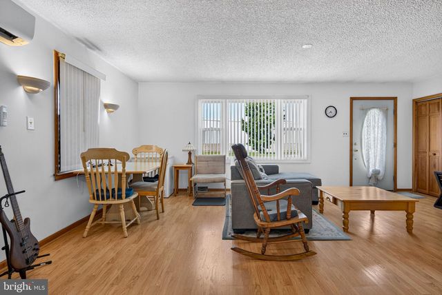 4 POINTVILLE RD, Pemberton, NJ 08068