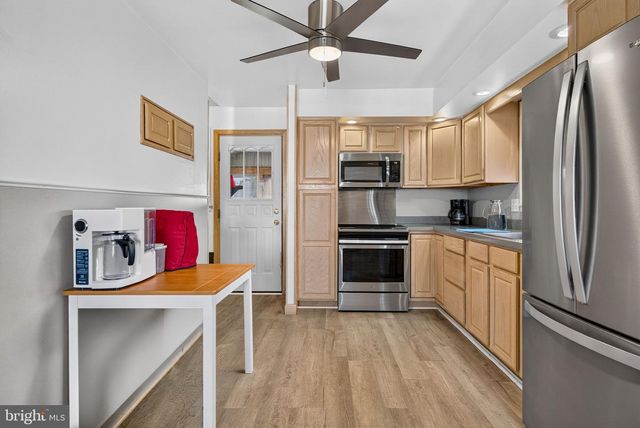 4 POINTVILLE RD, Pemberton, NJ 08068