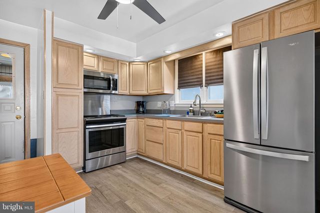 4 POINTVILLE RD, Pemberton, NJ 08068