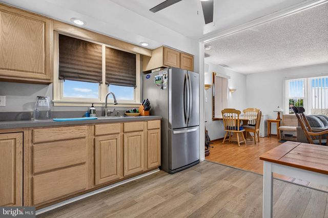 4 POINTVILLE RD, Pemberton, NJ 08068