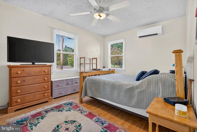 4 POINTVILLE RD, Pemberton, NJ 08068