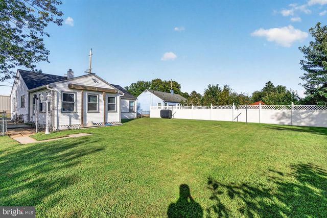 4 POINTVILLE RD, Pemberton, NJ 08068