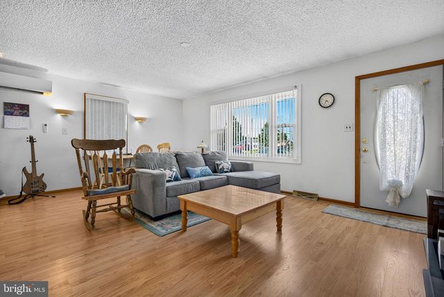 4 POINTVILLE RD, Pemberton, NJ 08068