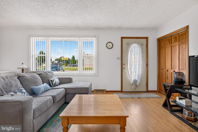 4 POINTVILLE RD, Pemberton, NJ 08068